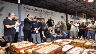 Başkan kotan balık mezatında