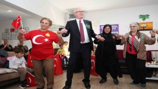 Başkan Kurt, koca çınarları yalnız bırakmadı