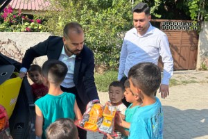 Başkan Uyutmaz, Oyuncak Hediyesi İle Çocukları Sevindiriyor
