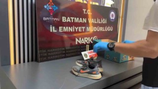 Batmanda ayakkabı içinde uyuşturucu sevkiyatı polise takıldı