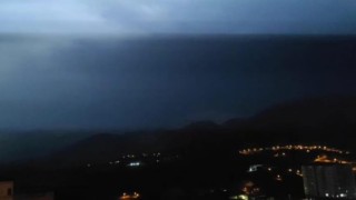 Batmanda gece boyunca peş peşe çakan şimşekler geceyi gündüze çevirdi