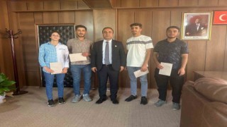 Belediye başkanı üniversiteyi kazanan öğrencileri ödüllendirdi