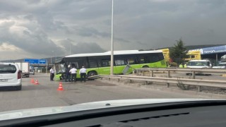 Belediye otobüsü bariyerlere çarptı, araçta yolcu olmaması faciayı önledi