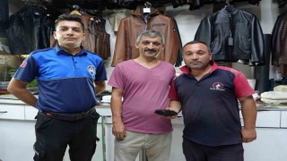 Belediye temizlik görevlisinden örnek davranış