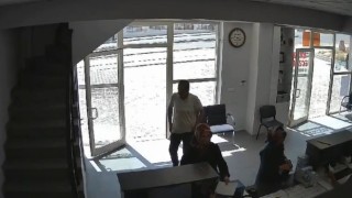 Beraber ilaç almaya gittiği eşini defalarca bıçakladı, o anlar kameraya yansıdı