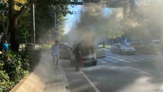 Beşiktaşta otomobil alev aldı, anne ve çocuğu son anda kurtuldu