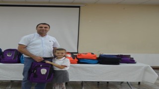 Beylikovada öğrencilere kırtasiye seti ve çanta desteği