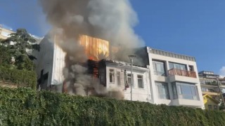 Beyoğlunda alevlerin yükseldiği tarihi ahşap bina çöktü: O anlar kamerada