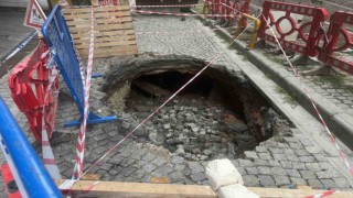 Beyoğlunda çöken yol güvenlik kamerasında