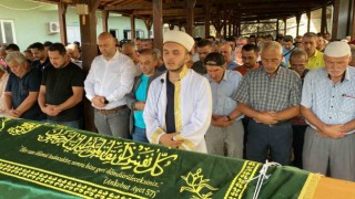 Bıçaklanmış halde evde ölü bulunmuştu, son yolculuğuna uğurlandı