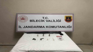 Bilecikte ekiplerden kaçan şüpheli, uyuşturucu madde ve ruhsatsız tüfek ile yakalandı