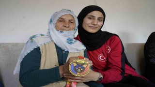 Bilek güreşinde tarih yazdı, madalyasını babaannesine hediye etti