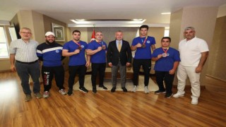 Bilek güreşinde Türkiyenin ve Kocaelinin gururu oldular