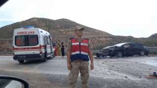 Bitliste araçlar kafa kafaya çarpıştı: 8 yaralı