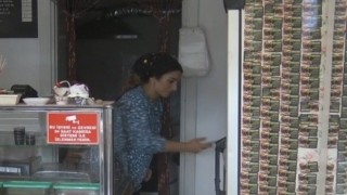 Boluda çalışanın elinden düşen soda şişesi patlayıp işletme sahibinin kafasına isabet etti
