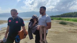 Botla göle açılan çocuklar, rüzgarda sürüklenince vatandaşlar tarafından kurtarıldı