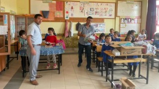 Bozkırda mahalle muhtarı öğrencilerin kırtasiye masraflarını karşıladı