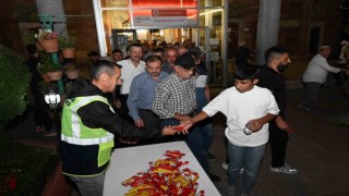 Bozüyük Belediyesi Mevlid Kandilinde şeker ikramı yaptı
