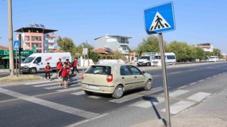 Bu mahallede okula giden çocuklar ve aileleri diken üstünde kalıyor