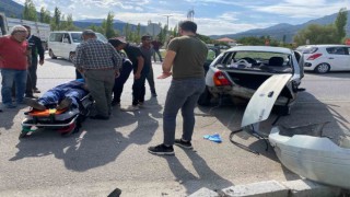 Burdur-Antalya karayolunda iki otomobil çarpıştı: 4 yaralı