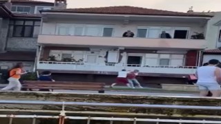 Bursada evinin önüne motosikletini çeken motokurye ile böyle kavga ettiler