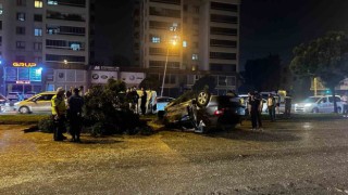 Bursada feci kaza: Önce ağaçları yıktı, sonra takla atarak karşı seride uçtu