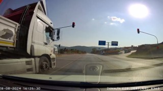 Bursada kırmızı ışıkta geçen tır, faciaya davetiye çıkardı
