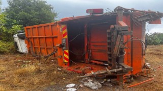 Bursada kontrolden çıkan çöp kamyonu şarampole yuvarlandı: 3 kişi yaralandı