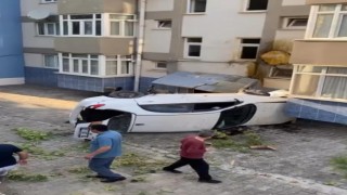 Bursada kontrolden çıkan otomobil sitenin bahçesine uçtu