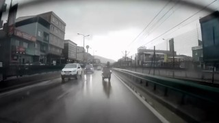 Bursada motosiklet sürücüsü kaygan yolda böyle düştü