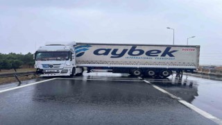 Büyükçekmece E-5te yağmur nedeniyle kayan tır, yolu trafiğe kapattı
