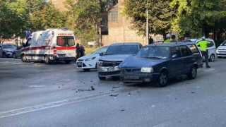 Caddenin sokakla kesişiminde 2 otomobil çarpıştı: 1 yaralı