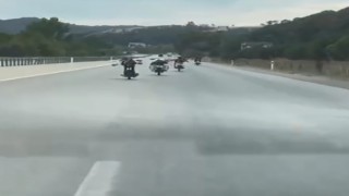 Çanakkalede gençlerin motosikletle tehlikeli yolculuğu