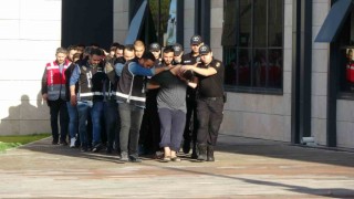 Çanakkalede polis merkezi önünde 6 kişinin yaralandığı silahlı çatışmanın şüphelileri adliyeye sevk edildi