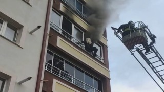 Canını zor kurtardı, pencereye çıkıp böyle yardım bekledi