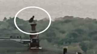 Cezaevi firarisi polisten kaçarken çıktığı çatıdaki bacanın üzerinde yakalandı