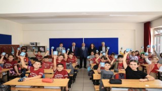 Çocuklara kumbara hediye edildi