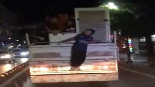 Çocukların kamyonet kasasında tehlikeli yolculuğu