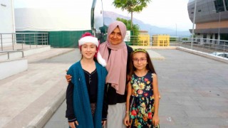Çocuklarının eğitimi için her gün 40 kilometre yol kat ediyor