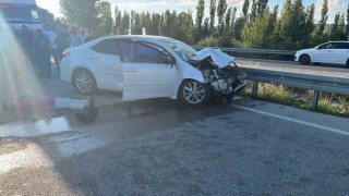Çorumda otomobil ile traktör çarpıştı: 4 yaralı