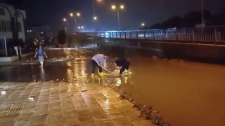 Çorumda sağanak yağış hayatı olumsuz etkiledi: Yollar dereye döndü, ev ve iş yerlerini su bastı