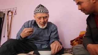 Covid- 19da eşini kaybeden 103 yaşındaki yaşlı adam, doğal beslenerek yıllara meydan okuyor