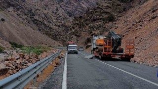 Çukurca kara yoluna kaya düştü