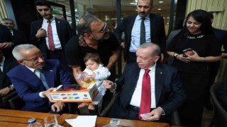 Cumhurbaşkanı Erdoğan, Ankarada bir pastaneyi ziyaret ederek vatandaşlarla sohbet etti