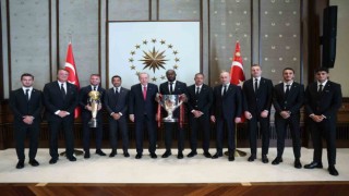 Cumhurbaşkanı Erdoğan, Beşiktaş Jimnastik Kulübü Başkanı Arat ve sporcuları kabul etti