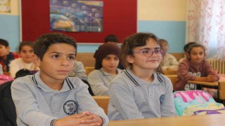 Cumhurbaşkanı Erdoğan sayesinde göz sağlığına kavuşan minik Ada ders başı yaptı