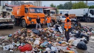 Cüzdanını yanlışlıkla çöpe atan kadın için temizlik görevlileri seferber oldu