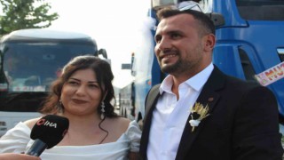Damat, gelini nikah masasına vinçle getirdi