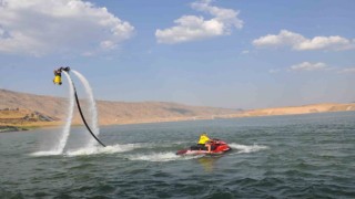 Denizi olmayan Batmanda flyboard gösterisi yoğun ilgi gördü