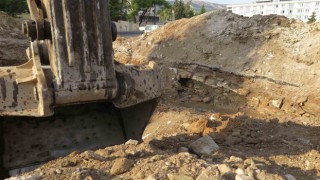 Depremde ağır hasarlı binaların yıkımında tarihi tünel bulundu